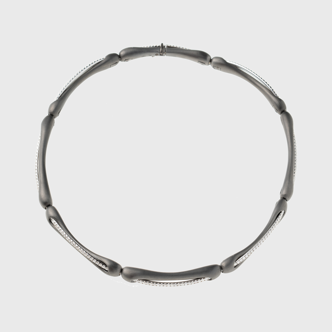 White gold choker with round white diamonds and aluminum matte gunmetal