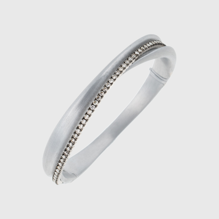 White gold and aluminum chrome matte bracelet with round cut white diamonds