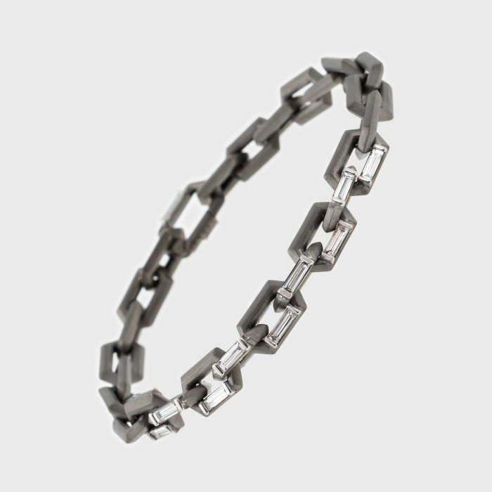 Blackened white gold chain bracelet with baguette white diamonds